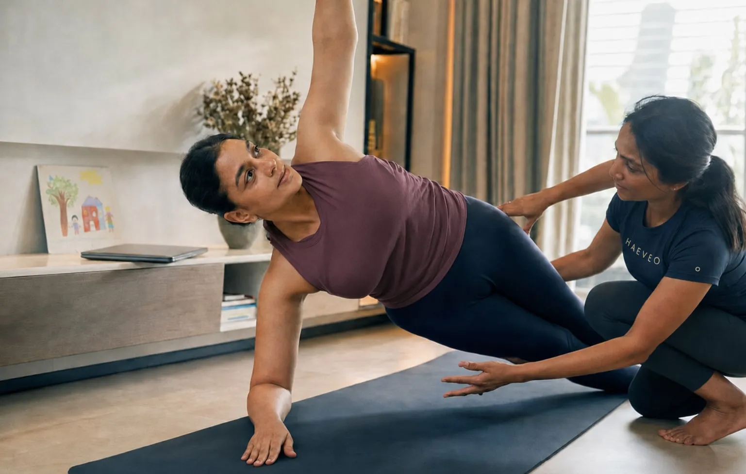 A Haeveo trainer correcting a woman's side plank on a mat at home
